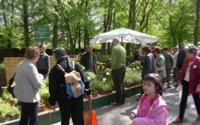 Thierry DENIS sur le stand du Jardin du Morvan vendredi 28 avril aprs-midi